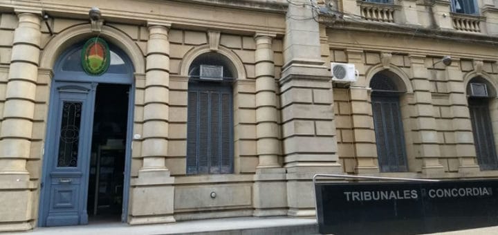 alt="en los tribunales de Concordia esperan los resultados de la autopsia"