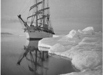 El buque "Pourquoi pas" surcando los mares helados.