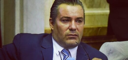 alt="El diputado Juan Emilio Ameri fue suspendido tras escena sexual"