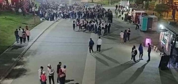 Alt="cientos de jovenes desafiaron todas las normas y protocolos y festejaron por las calles el dia del estudiante"