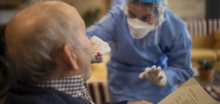 alt="aumento de casos en adultos mayores"