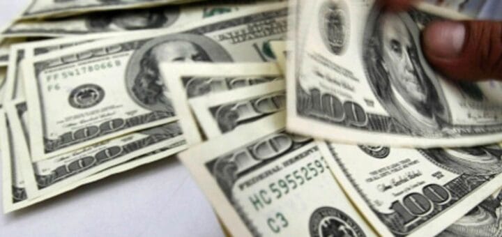 alt="dólares: empresas deberán refinanciar deudas"