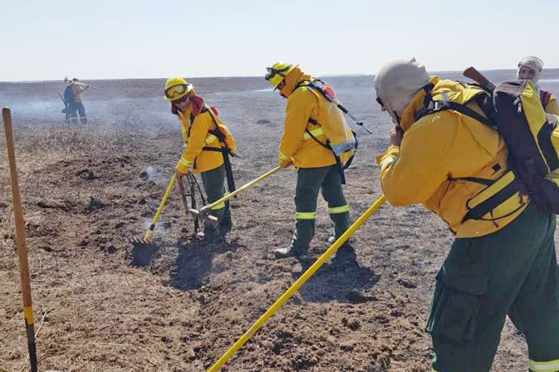 alt="combate de incendios en el delta entre rios a cargo del comando alvear"