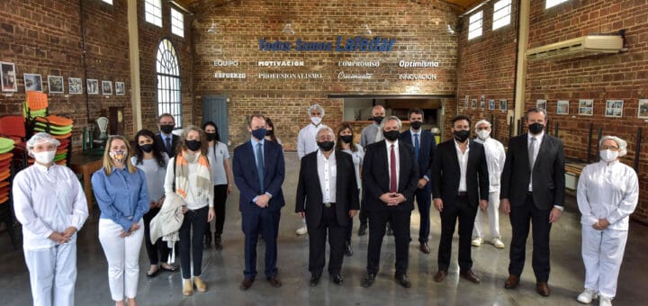 alt="el presidente alberto fernandez visitó un laboratorio"