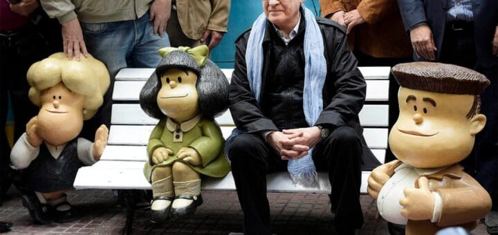 alt="Quino junto a Mafalda y otros de sus personajes"