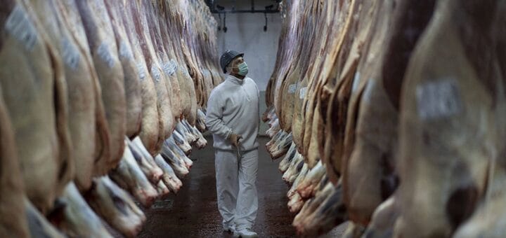 alt="la producción industrial cayó salvo en frigoríficos y molienda de maíz"