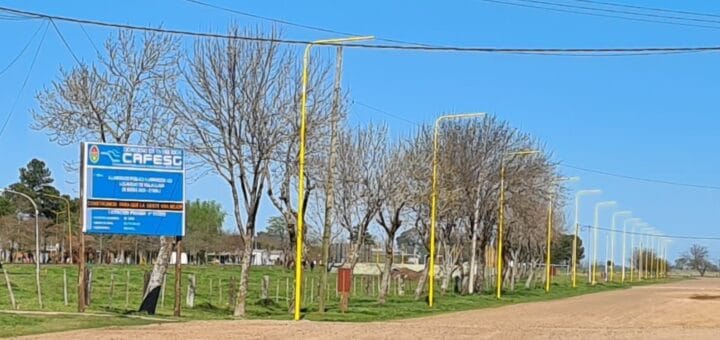 alt="cartel de cafesg en el inicio de la obra de alumbrado público"