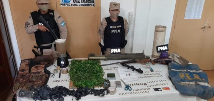 "efectivos de prefectura con armas y marihuana secuestradas"
