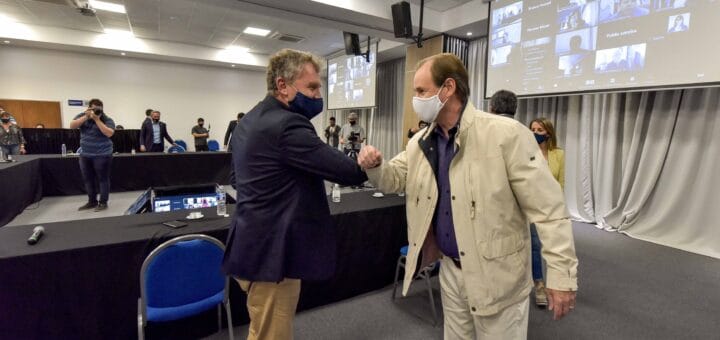 alt="El gobernador Bordet se saluda con el intendente de Chajarí, Pedro Galimberti"