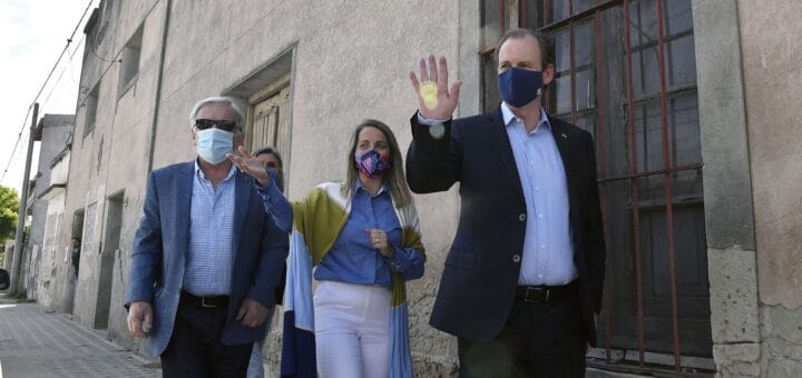 alt="el gobernador Bordet, en compañía de la vicegobernadora y el intendente, recorre las calles de Victoria"