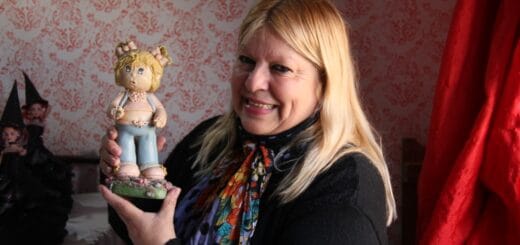 alt="Cristina Susana González la diseñadora de novias y brujitas"