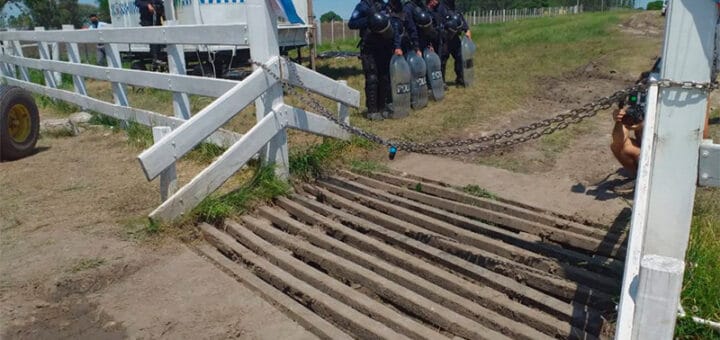 alt="candado en la entrada del establecimiento casa nueva"