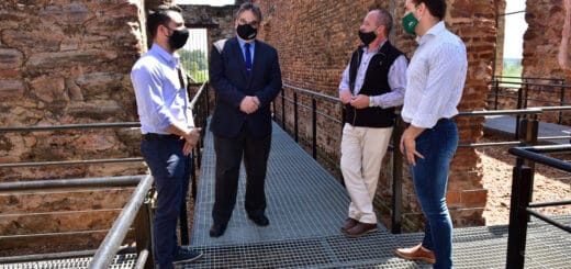 alt="autoridades municipales en el Castillo de San Carlos"