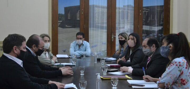 alt="reunión de concejales y funcionarios de Defensa del Consumidor"