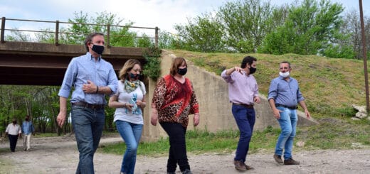 alt="el ministro bahillo y la intendenta domé recorren villa clara"