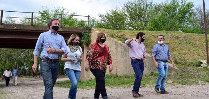 alt="el ministro bahillo y la intendenta domé recorren villa clara"