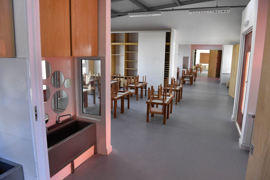 alt="escuela con aula vacía"