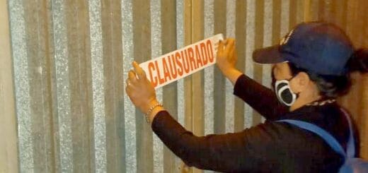 alt=inspectora municipal clausura una cancha de fútbol 5"