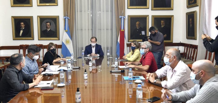 alt="reunión entre el gobernador y miembros del coes"