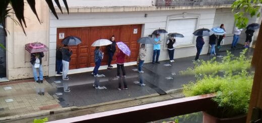 alt="fila bajo la lluvia en Concordia"