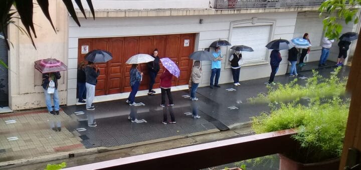 alt="fila bajo la lluvia en Concordia"