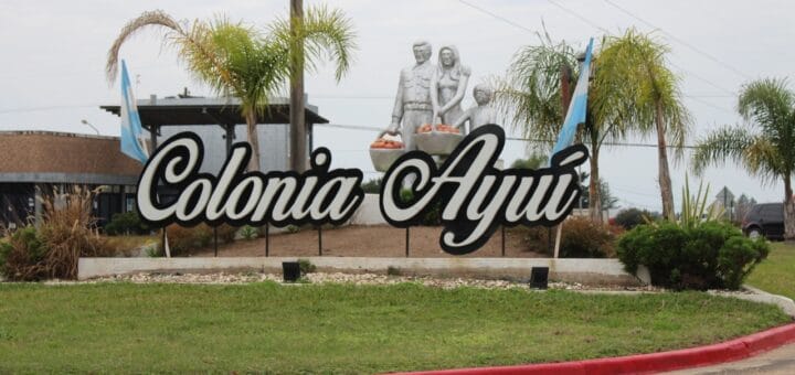 alt="colonia ayuí conjunto escultórico".