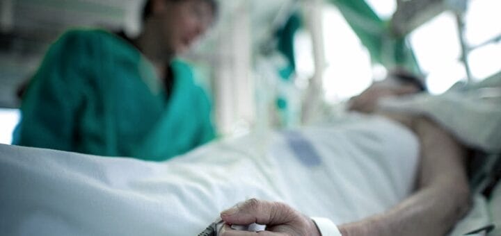 alt="enfermera y paciente en terapia intensiva"