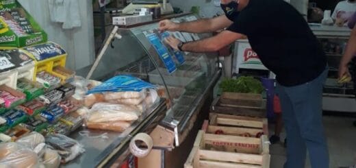 alt="intendente Daniel Benítez entrega folletos contra el coronavirus"