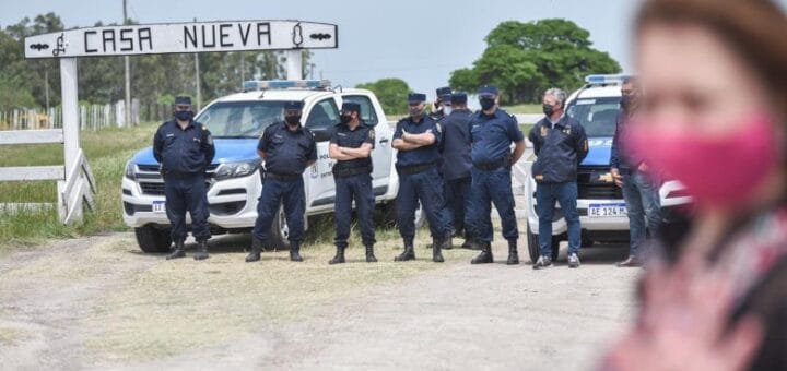 alt="policías frente a casa nueva"