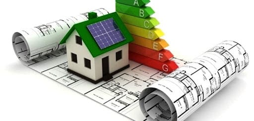 alt="la imagen muestra una casa y una escala de eficiencia energética"