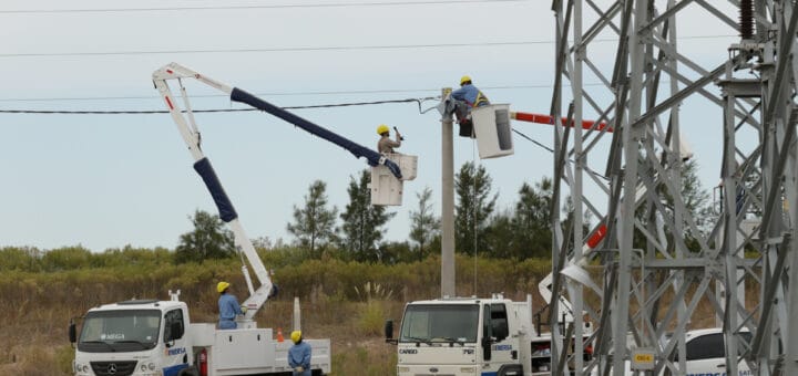 alt="trabajos de tendido de líneas de electricidad"