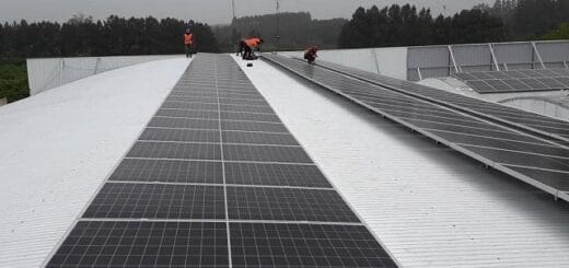 alt="instalan paneles fotovoltaicos en un galpón de empaque de villa del rosario"