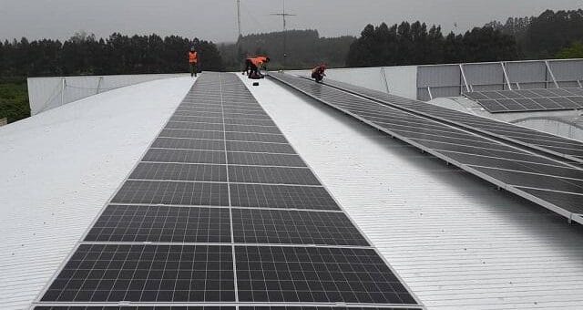 alt="instalan paneles fotovoltaicos en un galpón de empaque de villa del rosario"