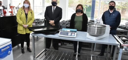 alt="La municipalidad entregó maquinarias a la Red de Comercio Justo Pirí Hué"