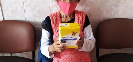 alt="vecina de estancia grande con su medicación"