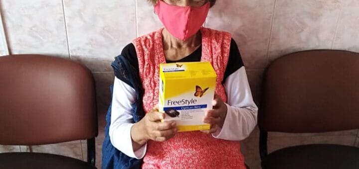 alt="vecina de estancia grande con su medicación"