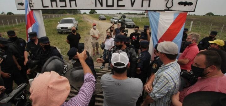 alt="manifestantes frente al predio de la familia etchevehere"