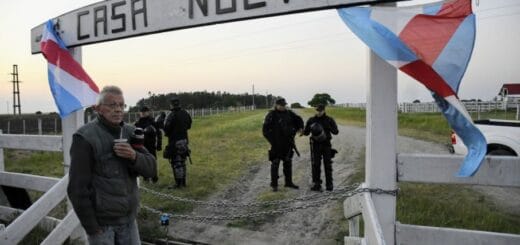 alt="el frente del predio donde se desarrolla la disputa"