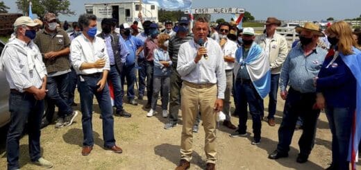 alt="Luis Etchevehere frente al establecimiento Casa Nueva"