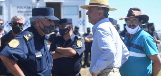 alt="luis etchevehere habla con un jefe de la policía"