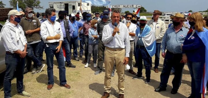 alt="Luis Etchevehere en el frente del predio en disputa"