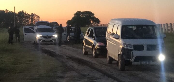 alt="foto de vehículos subida a la cuenta de Twitter de Etchevehere"