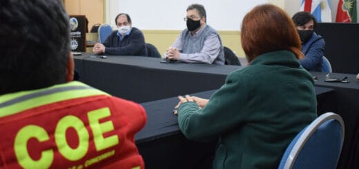 alt="reunión del intendente Francolini y miembros del COES"