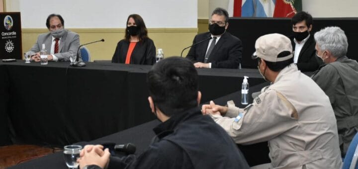 alt="el intendente y la fiscal reunidos con las fuerzas de seguridad"