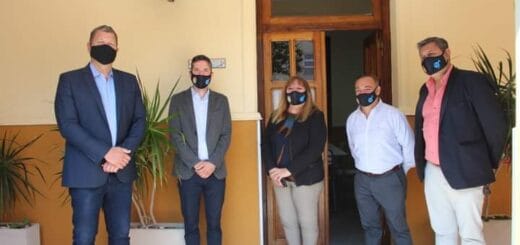 alt="el senador Gay y el presidente del CGE Martín Müller junto a funcionarios"