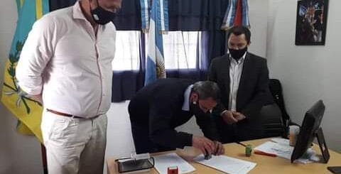 alt="el intendente de Estancia Grande javier pablo goldin firma el convenio con ATER"