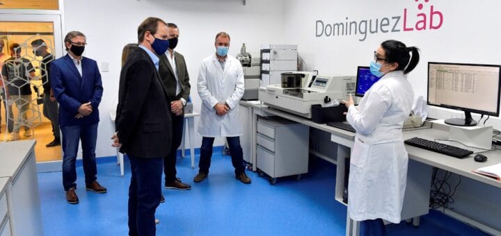 alt="el gobernador Bordet en Dominguez Lab"