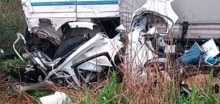 alt="choque entre auto y camión"