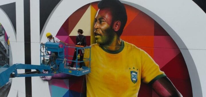 alt="Eduardo Kobra realiza un mural en homenaje a Pelé"
