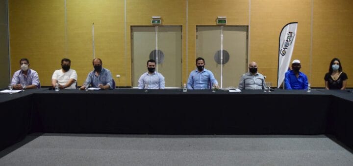 alt="reunión de funcionarios e integrantes de la cooperativa de pescadores"